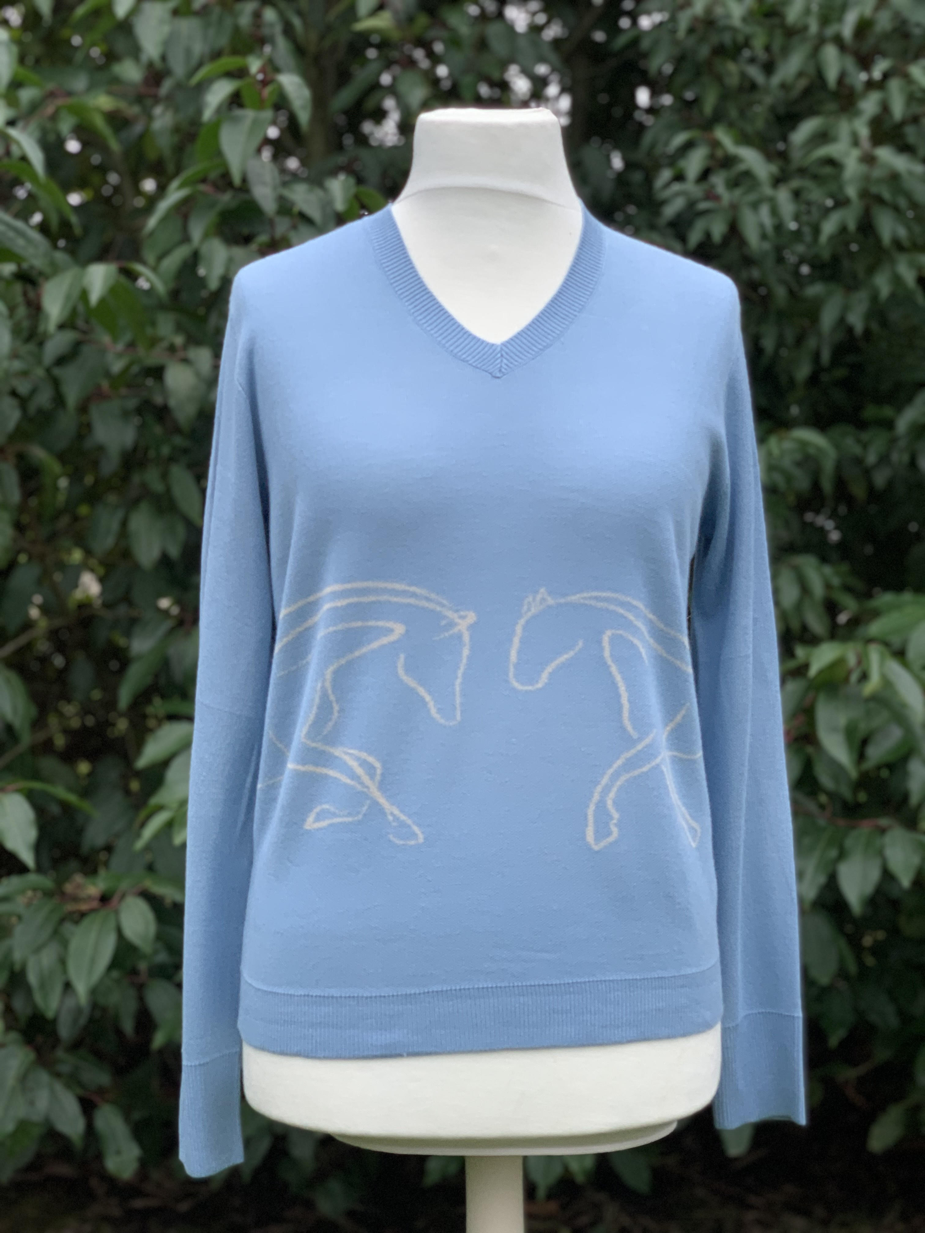 V-Pullover by Runedal - Zeitlose Eleganz trifft Reitkultur
